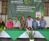 Alcalde entregó kit de herramienta a familias