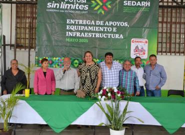 Alcalde entregó kit de herramienta a familias