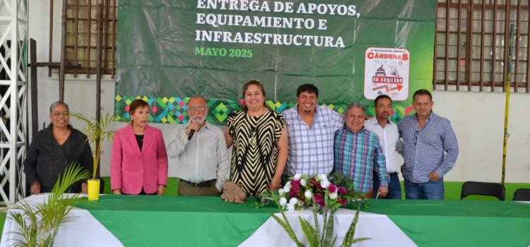 Alcalde entregó kit de herramienta a familias Alcalde entregó kit de herramienta a familias