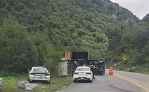Volcó tráiler en  la rúa federal
