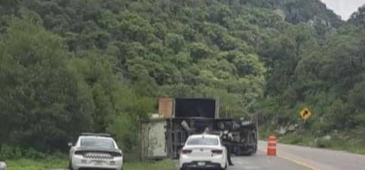 Volcó tráiler en  la rúa federal