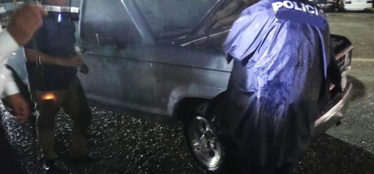 Una camioneta ardió en llamas