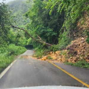 Derrumbes bloquearon carretera