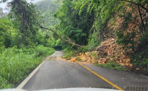 Derrumbes bloquearon carretera