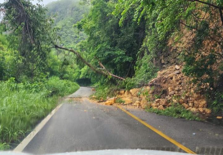 Derrumbes bloquearon carretera