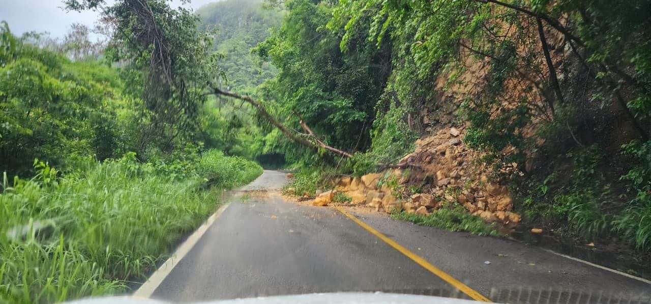Derrumbes bloquearon carretera