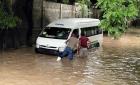 Queda varada Urvan con estudiantes en Matlapa por inundación