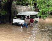 Queda varada Urvan con estudiantes en Matlapa por inundación