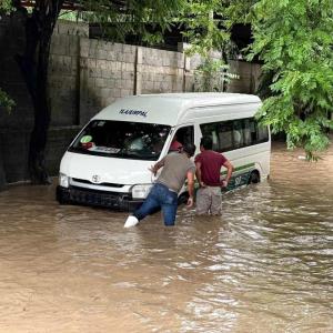 Queda varada Urvan con estudiantes en Matlapa por inundación
