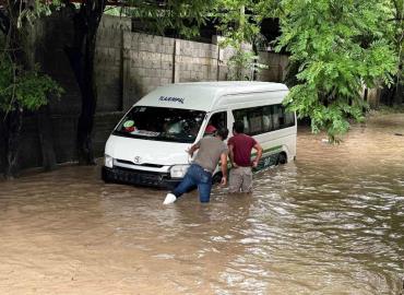Queda varada Urvan con estudiantes en Matlapa por inundación
