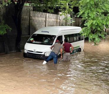 Queda varada Urvan con estudiantes en Matlapa por inundación