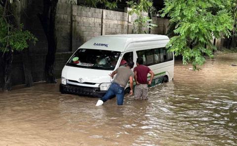 Queda varada Urvan con estudiantes en Matlapa por inundación