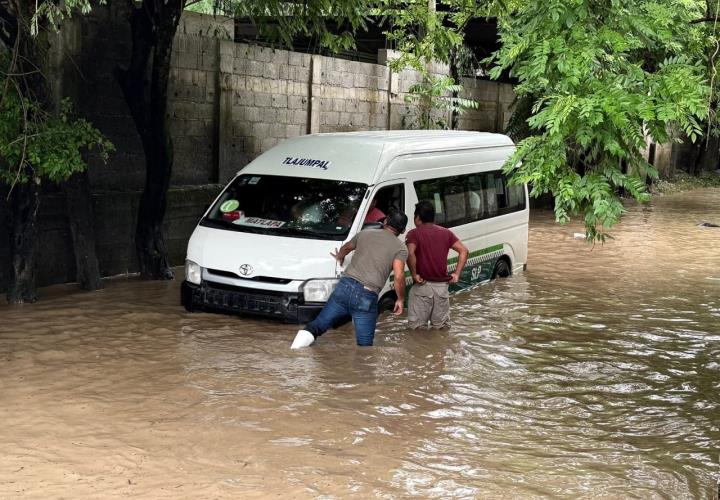 Queda varada Urvan con estudiantes en Matlapa por inundación