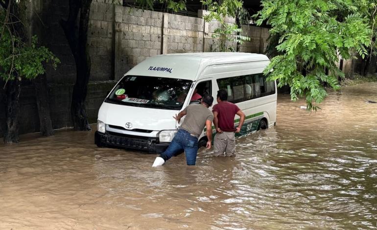 Queda varada Urvan con estudiantes en Matlapa por inundación