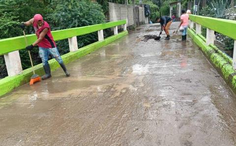 Limpieza en vías tras derrumbes en la 85