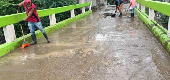 Limpieza en vías tras derrumbes en la 85