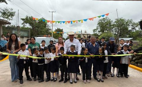 AUR inauguró pavimentación
