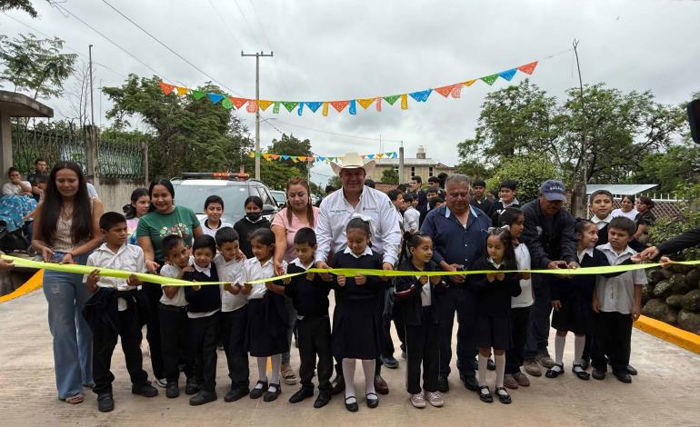 AUR inauguró pavimentación