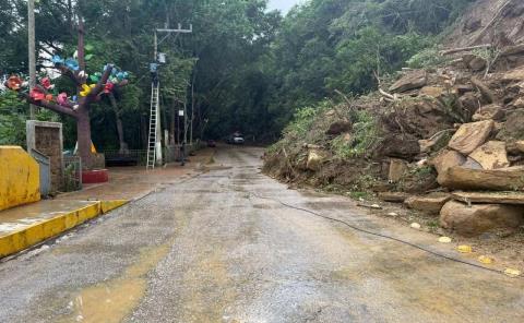 Reabren parcialmente la carretera Axtla–Cómoca 
