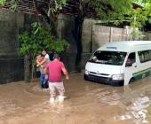 Rescataron a estudiantes de camioneta inundada