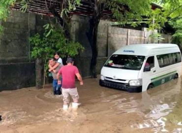 Rescataron a estudiantes de camioneta inundada