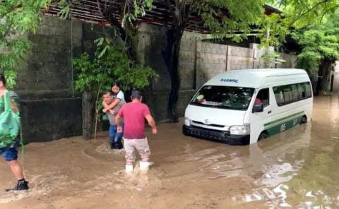 Rescataron a estudiantes de camioneta inundada