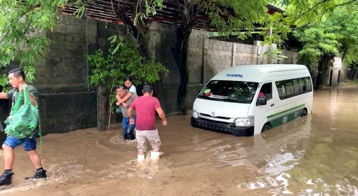 Rescataron a estudiantes de camioneta inundada Rescataron a estudiantes de camioneta inundada