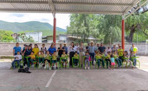 Entrega de mobiliario  escolar rehabilitado
