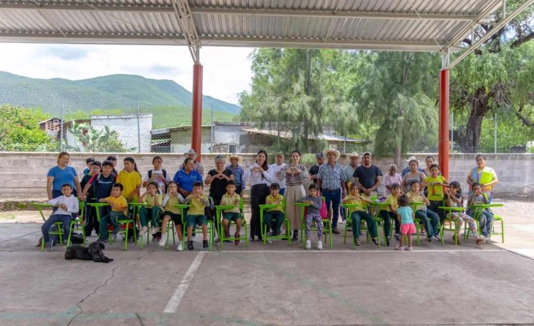 Entrega de mobiliario  escolar rehabilitado