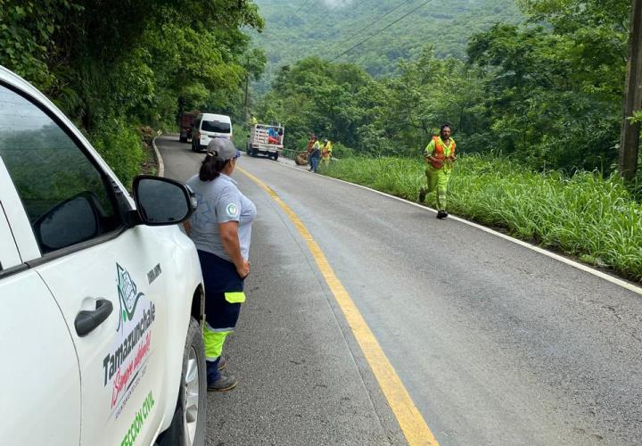 PC Municipal atiende deslaves en la carretera Tamazunchale–Tamán