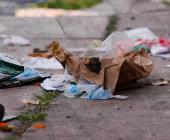 Personas siguen tirando basura