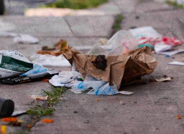 Personas siguen tirando basura