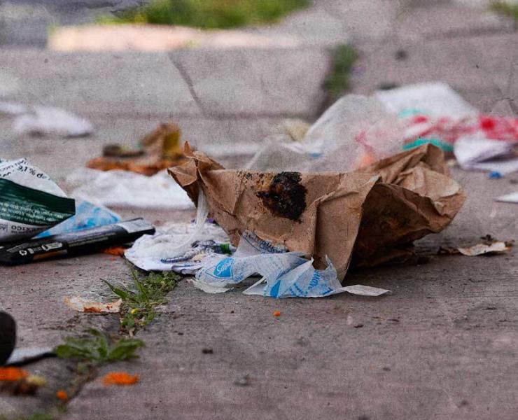 Personas siguen tirando basura
