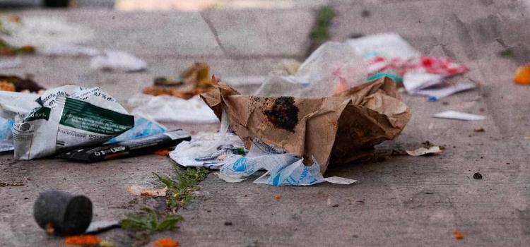 Personas siguen tirando basura