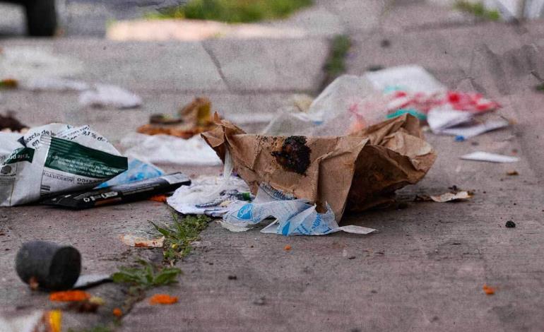 Personas siguen tirando basura