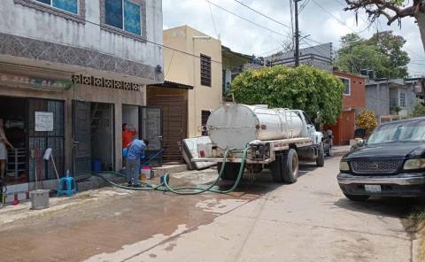 Abastece APAST de agua a familias damnificadas 

