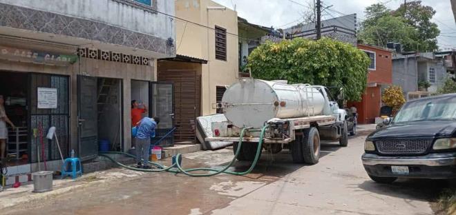 Abastece APAST de agua a familias damnificadas 

