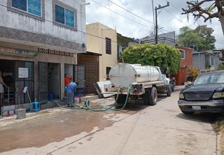 Abastece APAST de agua a familias damnificadas 