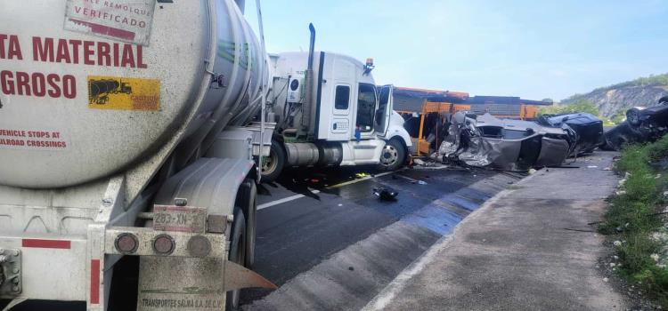 TRÁILER VOLCÓ CON 10 AUTOS TRÁILER VOLCÓ CON 10 AUTOS