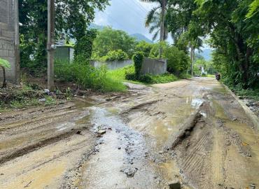 Aguas pluviales inundan calles en zona baja de Matlapa