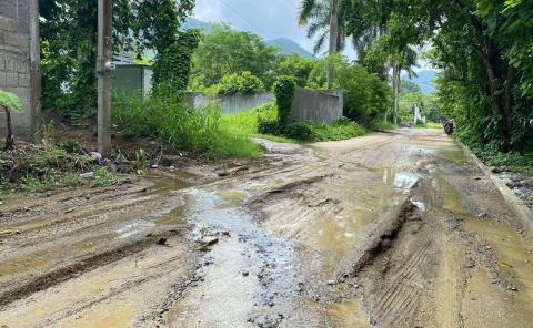 Aguas pluviales inundan calles en zona baja de Matlapa

