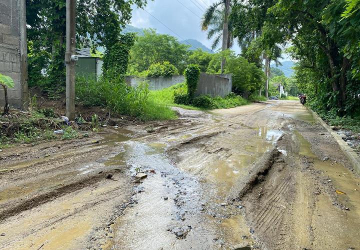 Aguas pluviales inundan calles en zona baja de Matlapa