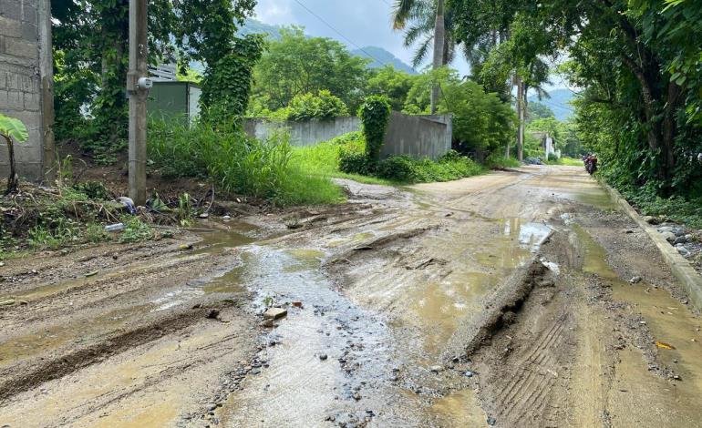 Aguas pluviales inundan calles en zona baja de Matlapa