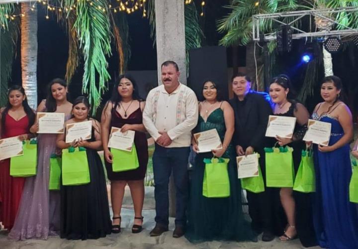 Luis Fernando, padrino de generación de la UASLP en Tamazunchale