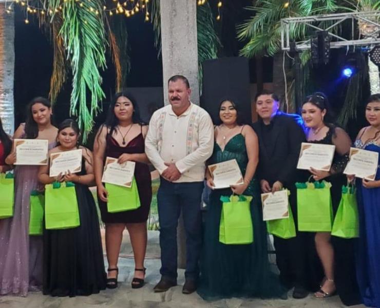 Luis Fernando, padrino de generación de la UASLP en Tamazunchale