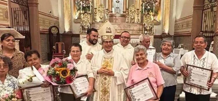 Iglesia reconoció a servidores de la fe Iglesia reconoció a servidores de la fe