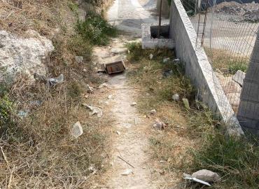 Mantienen invadida calle en El Orégano