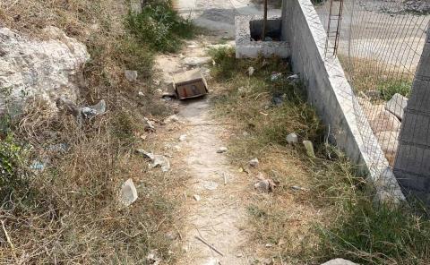 Mantienen invadida calle en El Orégano
