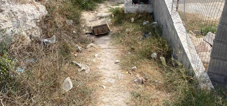 Mantienen invadida calle en El Orégano
