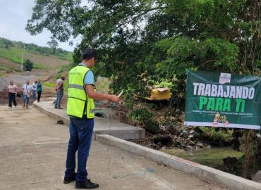 Tras inundación, inicia Obras Públicas desazolve en Loma Bonita